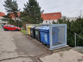 Kontejnerová stání na směsný a tříděný odpad na ulici Běly Pažoutové (2020)