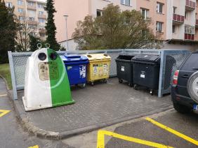 Kontejnerové stání na směsný a tříděný odpad na ulici Vavřinecká 1-3 (2020)